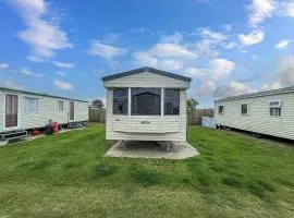 Brilliant 6 Berth Caravan Nearby Scratby Beach, Norfolk Ref 43081B