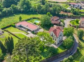 The Luxury and Nature Retreat with pool, jacuzzi & BBQ