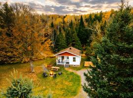 Chalet with Spa in the Forest- Nature Awaits, מלון בSaint-Tite-des-Caps