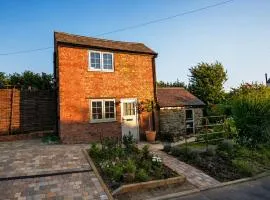 Cosy Cottage with Outdoor Bath in Northants