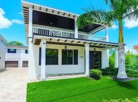 Beach Downtown-Family & Pet Friendly-Balcony & Garage-10 Acre Park with Pickleball, Tennis & Basketball-Lido Beach-Opera-Symphony-St Armands Circle
