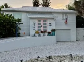 Walk to Siesta Key Beach - Family & Pet Friendly - Private Saltwater Pool - Fenced Yard -Gourmet WOLF Subzero Kitchen -Garage -Close to Restaurants Shops-Aylees Private Beach House