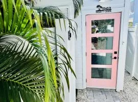 Walk to Siesta Key Beach-Remote Worker Friendly -High Speed WiFi- Bikes Included -Private Fenced In -Close to Restaurants, Coffee Houses & Shops - Paisleys Keep it Simple Casita