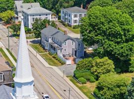 Historic Mystic Home, Walk to Seaport and Downtown, hotel u gradu Stonington
