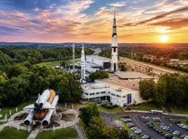 Prime Location Min to Airport, Rocket Center condo