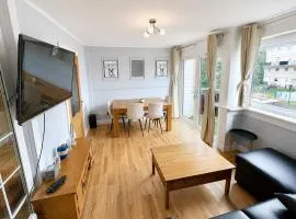Stylish Glasgow Apartment with Balcony and Free Parking