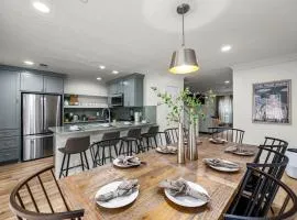 Music-Themed Montrose 2BR Townhome Sleeps 10 with Gated Parking