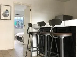 Cozy Manor, modern apt with 24h security, Balcony