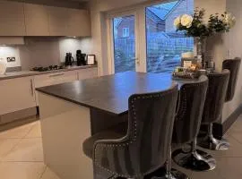 Luxury Durham Home, Sleeps up to 12, Free Parking