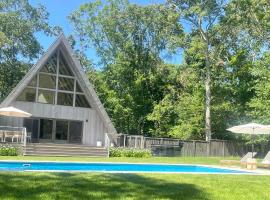 Luxury 5BR A frame w Heated Pool, Walk to Beach, hotel din Hampton Bays