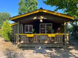 Chalet bois tout équipé 35 m2 2 chambres terrasse couverte place parking piscine collective 4 personnes