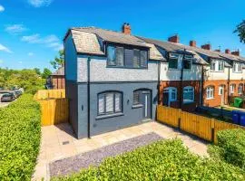 Boutique Home MCR with Games Table, Sleeps 9