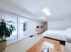Cozy King Suite Near Ferry & Beach