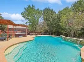 Colonial Style Retreat ft Pool Cinema jacuzzi