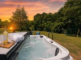 King Beds, Hot Tub, Massage Chair, Fire Pit, Big Yard