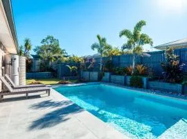 Theme Park Retreat - Sunlit Stillness by the Pool - Holiday Home