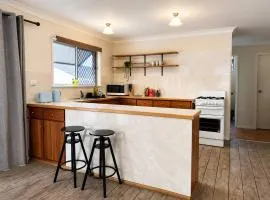 3BR Cottage Home w/ Ample Parking - Holiday Home