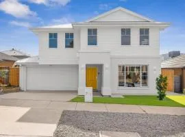 Yellow door pool retreat, 5 bedroom, 3 bathroom, heated pool, sleeps 12, close to adventure park, wineries, Bellarine Peninsula