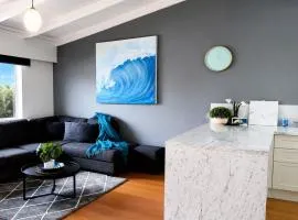 Coastal Escape Walk to Beach, Cafes & CBD