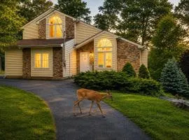 Serenity Falls - Stylish 4Bdr Mountain Retreat, Hot Tub, Pool