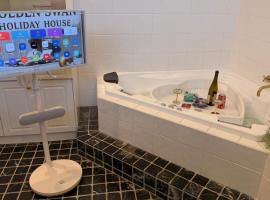 Work & Unwind - King Bed - 500MB WiFi - Game & Spa - Cinema - Heated toilet seat - Business Personal Event, hotel a Sydney