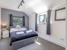 Central 4-bed home in Kettering by Renzo Ideal for Contractors Close to Hospital