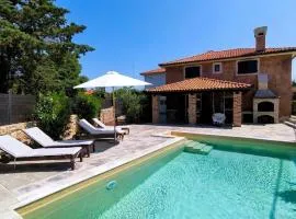 Holiday House Ursa with heated pool