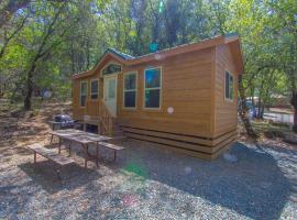 Oakzanita Springs Camping Resort Cottage 3, hotel em Descanso