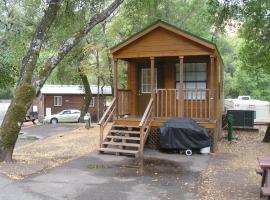 Russian River Camping Resort One-Bedroom Cabin 2, hotel en Cloverdale