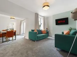 Quarrington Hill 4BR Free Parking by Stay With Us