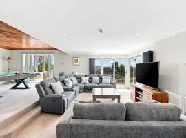 West Grove, Spacious House with Football Pitch