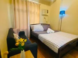 Manila Bay Sunset Suite In Pasay with Balcony,Pool, Fast WiFi Near NAIA Airport , MOA, PICC, US Embassy