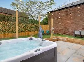 Countryside Cottage with HOT TUB, Nr Village pubs, Walks & Cycle Routes