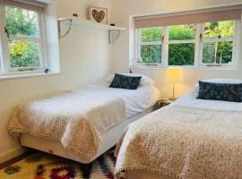 Quiet Guest Wing in Kingstone, Private Entrance & Parking