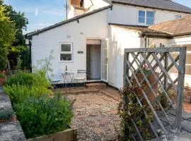 Quiet Guest Wing in Kingstone, Private Entrance & Parking