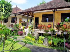 Rijasa Homestay، فندق في Tirtagangga