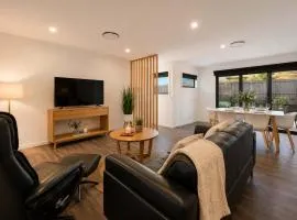Villa1 New Modern Walk to shops 10min Airport CBD