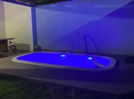 Casa completa com piscina 12min da praia