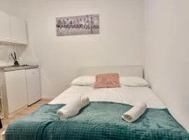 Cosy Apartment with Free Parking Near U1 Metro