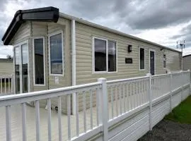 Modern 6 Berth Caravan With Full Decking At Kessingland Beach Ref 90010Td
