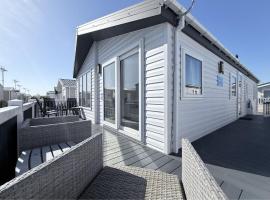 Stunning Lodge At Seaview Holiday Park In Kent Ref 47012Pb, hotel em Whitstable