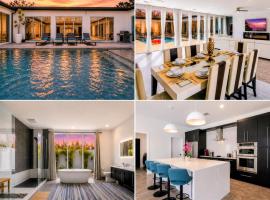 Huge Family Retreat w/ Heated Pool & Games, hótel í Loxahatchee