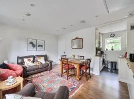 Bright Esher Home with Free Parking - Pass the Keys