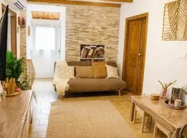 Charmant appartement climatisé proche des plages et en plein coeur village