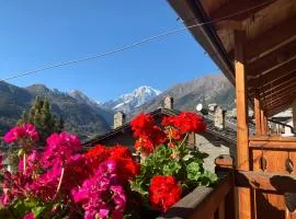 TROIS COURONNES - DES ALPES Appartamento di Charme a La Salle Valle d'Aosta