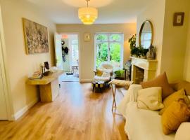 2 Bed Retreat by Lake, Hotel and Golf Course, hotell i Tulfarris