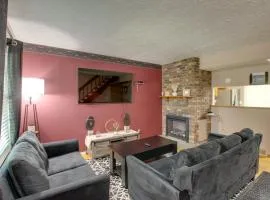 5 Mi to Downtown Davenport! Townhome w/ Patio