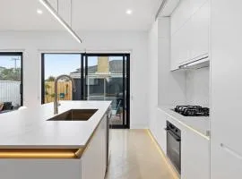 Domi Rentals - The Cheltenham Southland House