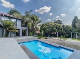 4BR Luxury Escape in Bryanston - Sandton