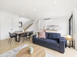 Domi Rentals - The Cheltenham Southland House